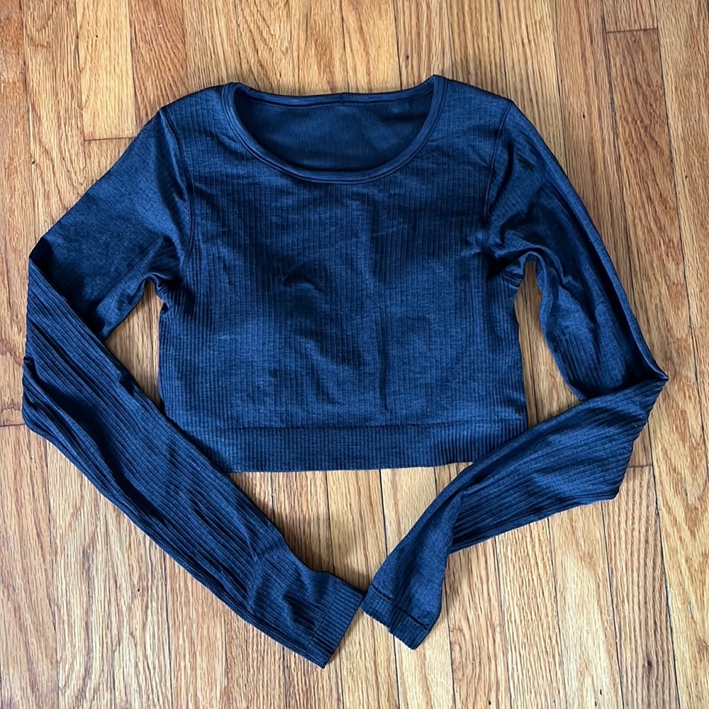 Lululemon. Long sleeve black crop with built in bra. Never worn